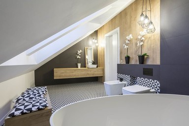 Modernes Badezimmer mit Dachfenster