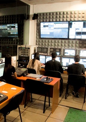 Equipo en sala de postproducción