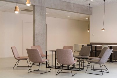 Loft mit Kaffeetisch und Sesseln