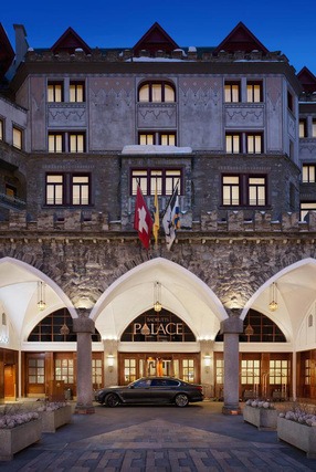 Imposanter Hoteleingang mit Limousine vor der T&uuml;re