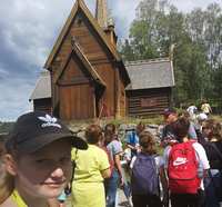 Młodzież - uczestnicy kolonii przed kościółkiem w skansenie.