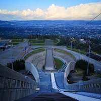 Widok ze szczytu tarasu skoczni.