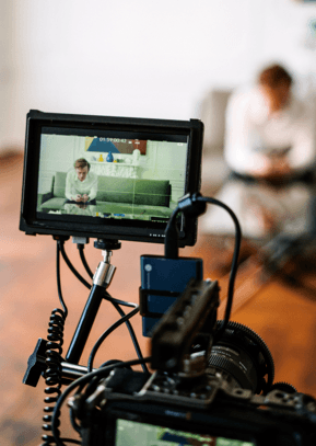 Periodista en estudios de radio