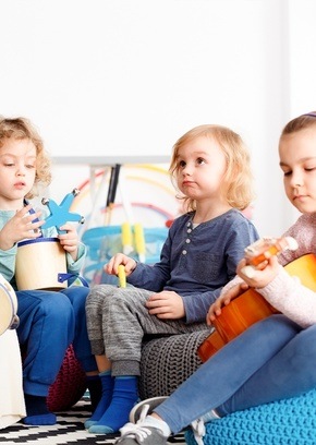 Periodista en plató de televisión