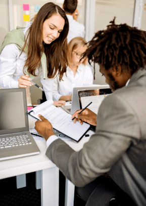 Equipo en sala de postproducción