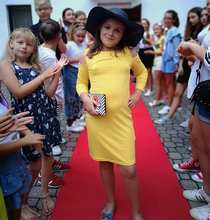 Uczestniczka obozu na "czerwonym dywanie".