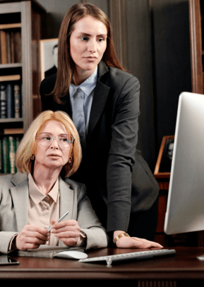 Periodista en estudios de radio
