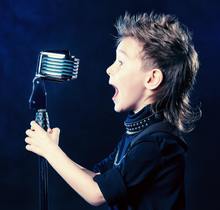 Uczestnik obozu śpiewający karaoke.