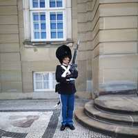 Strażnik gwardii krolewskiej przed Zamkiem Królewskim w Sztokholmie.