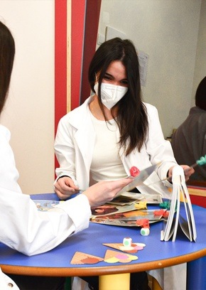 Equipo en sala de postproducción