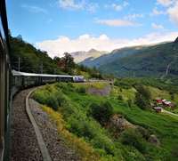 Pociąg jadący pośród gór. Krajobraz szwedzki.