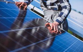 Handwerker wartet Photovoltaikanlage