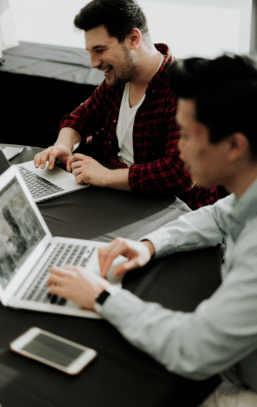 Periodista en plató de televisión