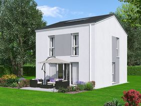 Wei&szlig;es Einfamilienhaus mit Garten und Terrasse