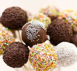 Czekoladowo - owocowe lizaki giganty z posypką.