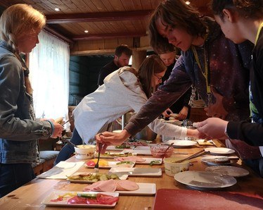 Uczestnicy kolonii podczas posiłku.