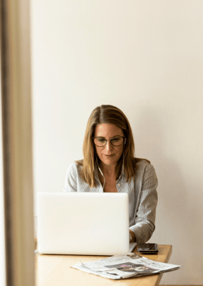 Equipo en sala de postproducción