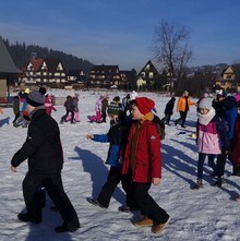 Uczestniczki kolonii podczas gry terenowej.