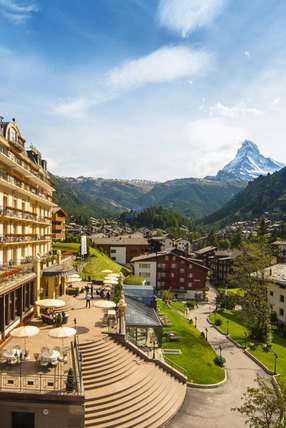 Hotel in den Bergen mit Aussicht auf das Matterhorn