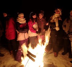 Uczestnik obozu z kulą musującą.