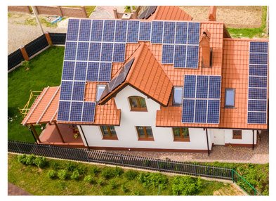 Familienhaus mit Photovoltaikanlage auf dem Dach