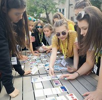 Uczestnicy kolonii podczas gry terenowej.