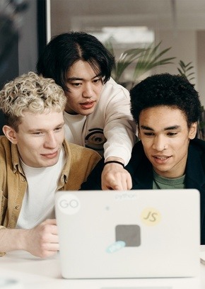 Periodista en plató de televisión