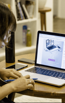 Periodista en plató de televisión