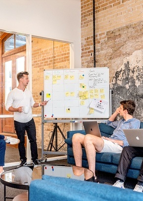 Periodista en estudios de radio