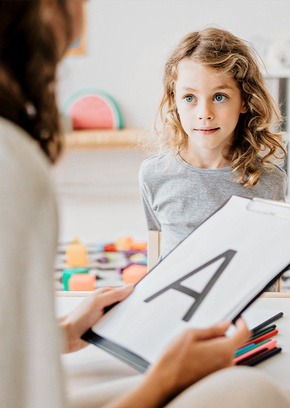 Periodista en plató de televisión