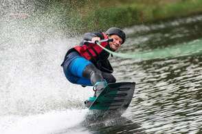 Dotykanie wody na wakeboard