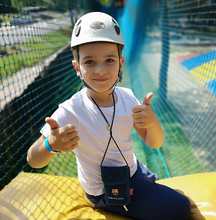 Uczestniczka kolonii w parku linowym.