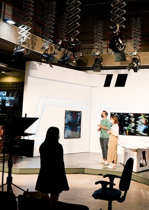 Periodista en estudios de radio