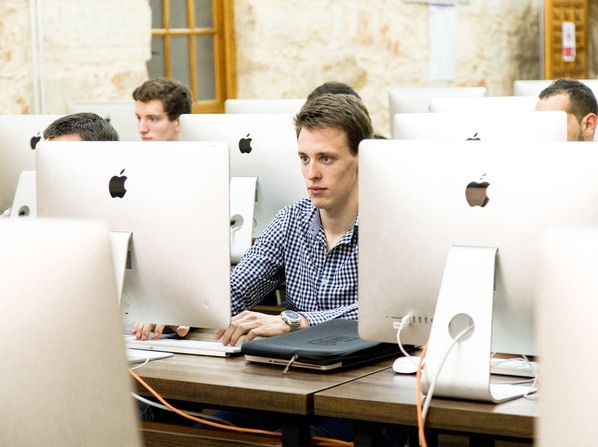 Alumnos con ordenadores última tecnología