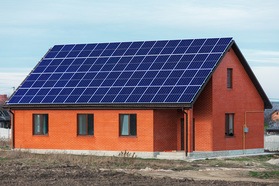 Haus mit Photovoltaikanlage auf der gesamten Dachfl&auml;che