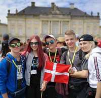 Uczestnicy obozu przed budynkiem w Kopenhadze.