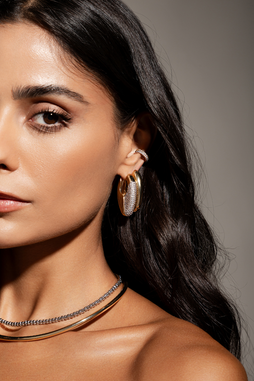 Mulher exibindo pulseira e acessórios elegantes em campanha editorial de joias
