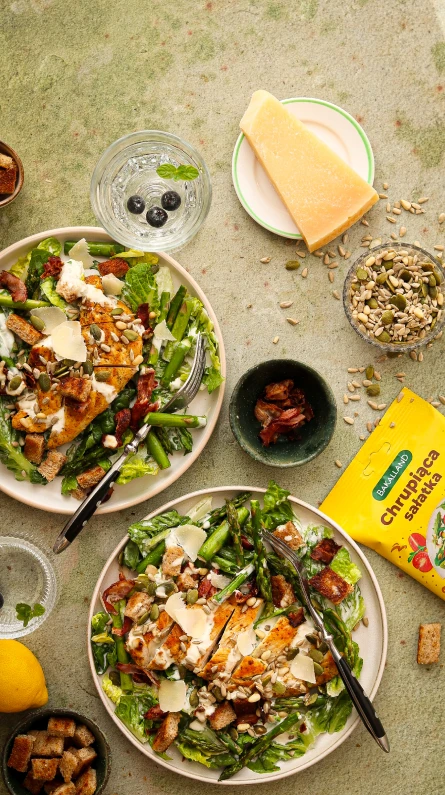 SAŁATKA CEZAR ZE SZPARAGAMI