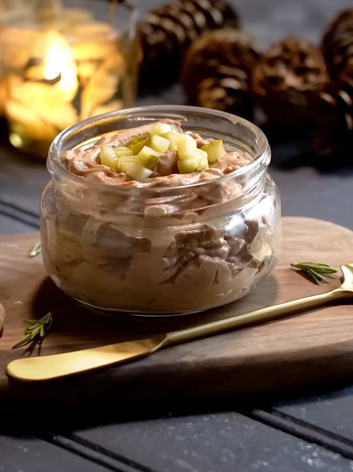 Box Tatar w słoiku stoi na drewnianej desce