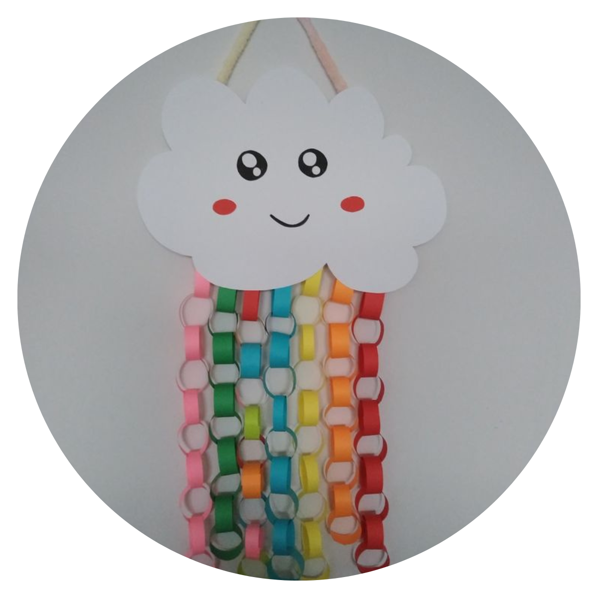 Uczestnik kolonni podczas zabawy integracyjnej ze słomkami konstrukcyjnymi.