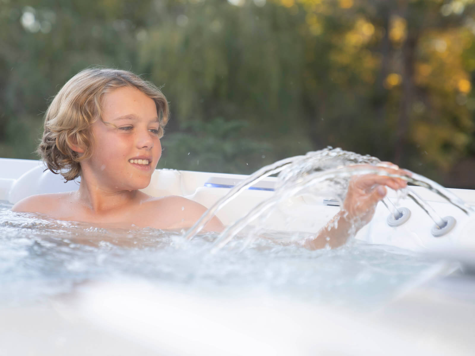 HotSpring Whirlpool von HotSpring im Garten mit Abdeckung geschlossen und Sonne im Hintergrund Image