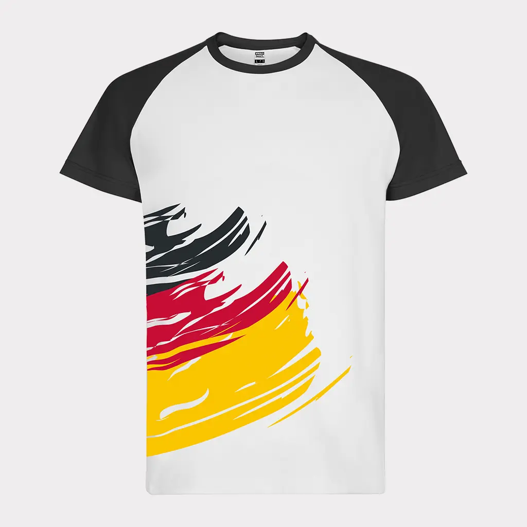 Kurz&auml;rmeliges Fan-T-Shirt im Deutschland-Design (Wei&szlig; mit Schwarz-Rot-Gold Brush-Effekt auf der Brust und schwarzen Raglan-&Auml;rmeln) aus 100% Polyester.