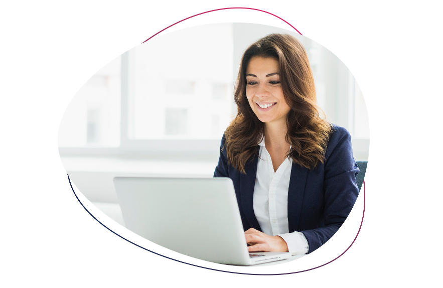 Uśmiechnięta brunetka patrząca  na ekran laptopa