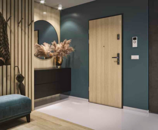 Drewniane drzwi zewnętrzne – naturalne i eleganckie | Salony Fachowiec Drzwi i Podłogi Drewniane drzwi zewnętrzne w klasycznym domu z cegły – eleganckie i ciepłe w odbiorze