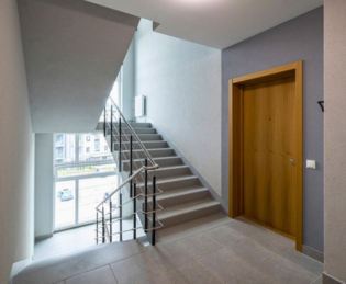 Drzwi stalowe zewnętrzne – solidne i odporne na warunki atmosferyczne | Salony Fachowiec Kraków Drzwi stalowe zewnętrzne w nowoczesnym domu, odporne na deszcz i uszkodzenia – Salony Fachowiec Kraków