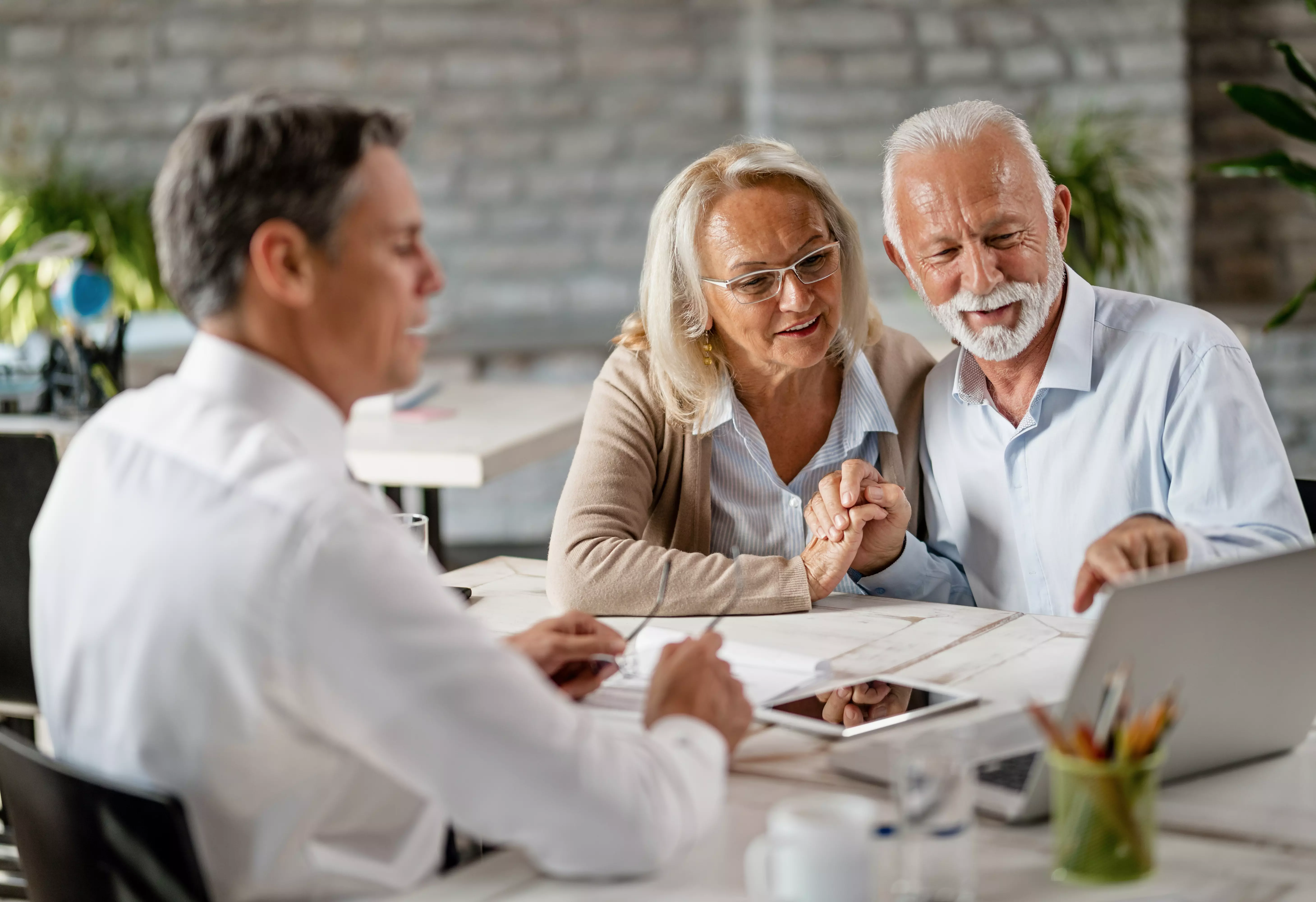 Imagem de uma família contratando um seguro de vida