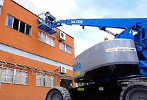 Plataforma elevat&oacute;ria articulada em opera&ccedil;&atilde;o