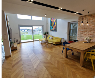 Podłogi drewniane Fachowiec Jodełka efektowny układ desek pod kątem, dostępny zarówno w deskach litych, jak i warstwowych.