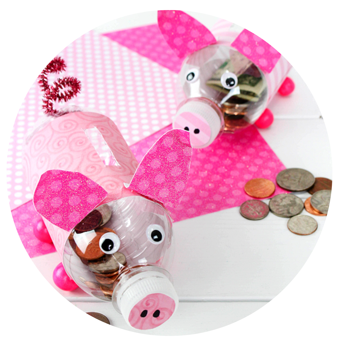 Uczestnik kolonni podczas zabawy integracyjnej ze słomkami konstrukcyjnymi.