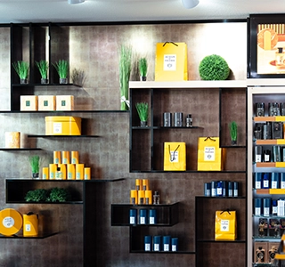 akzente Regalwand mit gelben Tüten und grünen Pflanzen